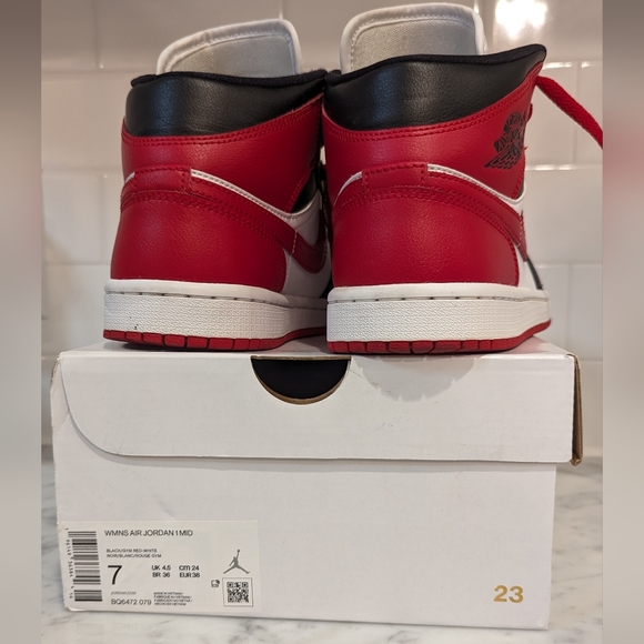 Nike Air Jordan 1 Mid - Picture 3 of 4